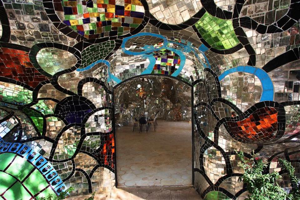 Smukt. Et kig ind i det indvendige af kort nr. 3 Kejserinden, hvor Niki de Saint Phalle selv boede i flere år.