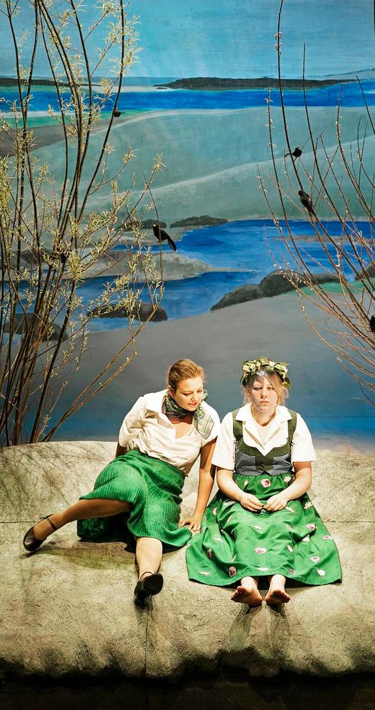 friktion. Teatrets erfarne Laura Bro udfordrer maleriets unge forårsuskyld (Andrea Wiedermann Monberg). Og vice versa. 