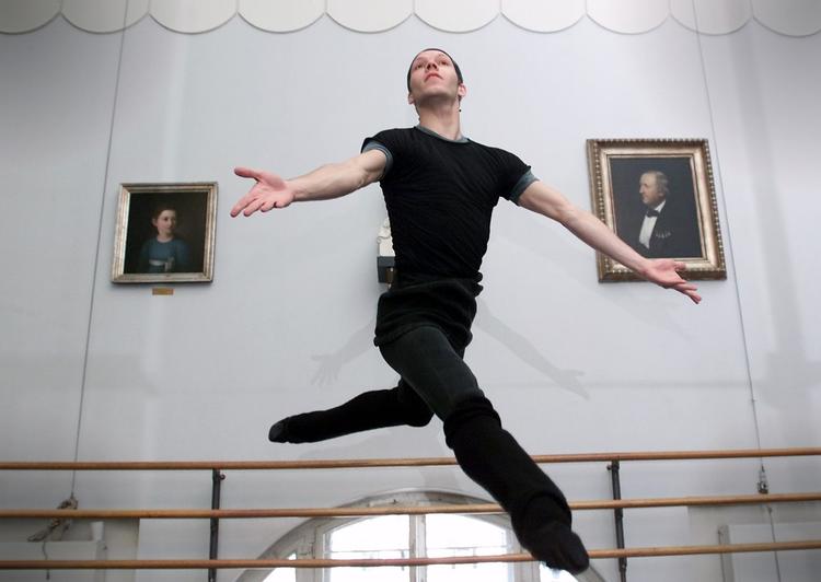 Spring. Den danske balletdanser Johan Kobborg er fratrådt sin stilling som balletchef i Bukarest. 