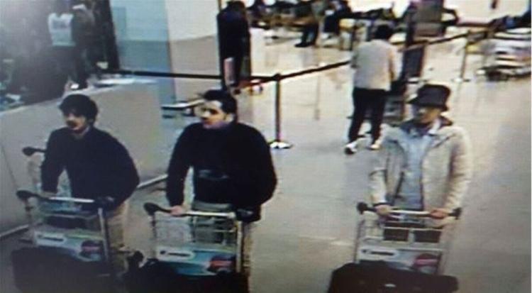 International. På overvågningsbilleder ses Najim Laachraoui, Ibrahim El Bakraoui og Mohamed Abrini formentlig kort før selvmordsangrebet i lufthavnen Zaventem i Bruxelles. 