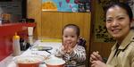 Aftensmad. På den lille restaurant Yago har en ung mor fundet ind for at spise ramen med sin dreng. 