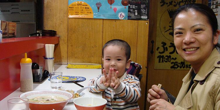 Aftensmad. På den lille restaurant Yago har en ung mor fundet ind for at spise ramen med sin dreng. 