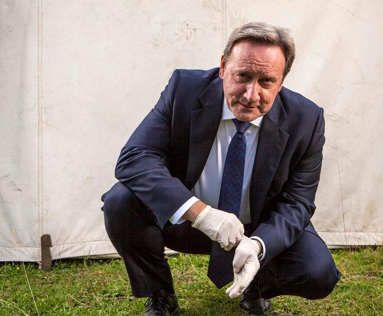 designet. Neil Dudgeon som kriminalkommissær Barnaby er »alt for småborgerlig i sit sociale design«, lyder det fra medieanmelderen. 