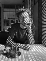 Konceptuel. Pejk Malinovski (f. 1976) er uddannet fra Forfatterskolen. Han arbejder som digter, oversætter og radiokunstner. 