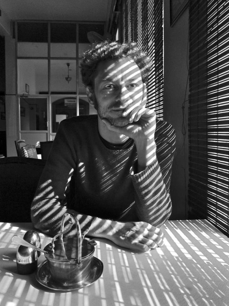 Konceptuel. Pejk Malinovski (f. 1976) er uddannet fra Forfatterskolen. Han arbejder som digter, oversætter og radiokunstner. 