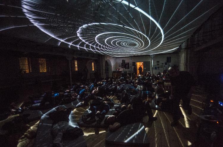 Elektro-meditation. På fredag kan du starte weekenden med elektronisk meditation med visuals, når der er ChurChill i Brorsons Kirken. Her er det fra sidste omgang ChurChill. 