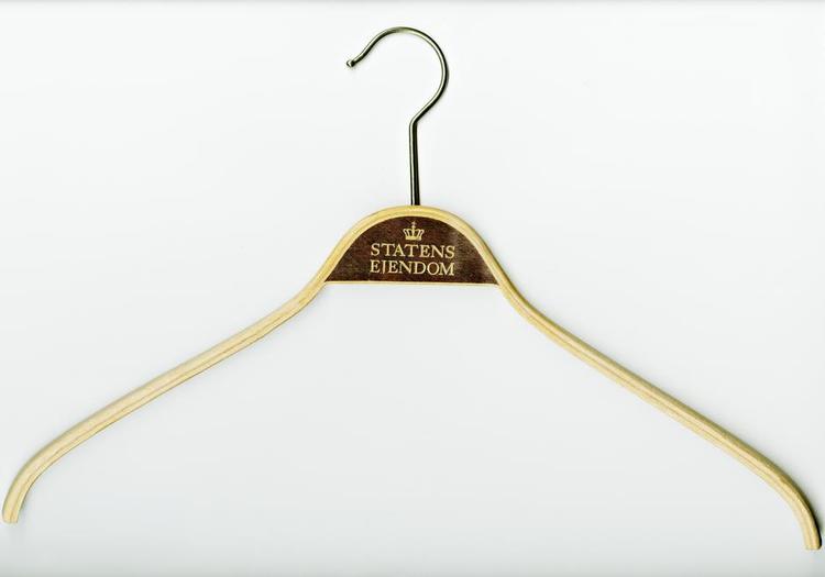 Bøjle. Min mor tog en bøjle. Helst en af dem, der var beregnet til min fars habitter. Bøjlen var skåret ud i træ og lignede et dødt skulderparti. 