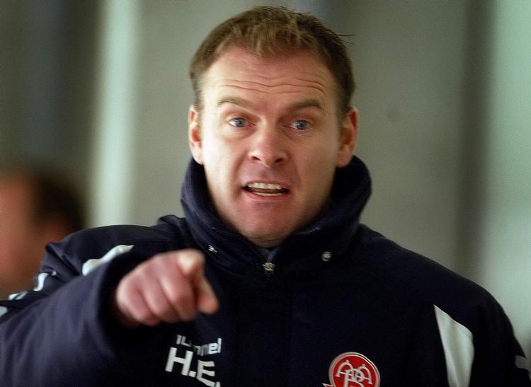 fyret. Heinz Ehlers er et af de største danske ishockeynavne nogensinde. Han har efter en tid som træner i AaB været træner i en række schweiziske klubber. 