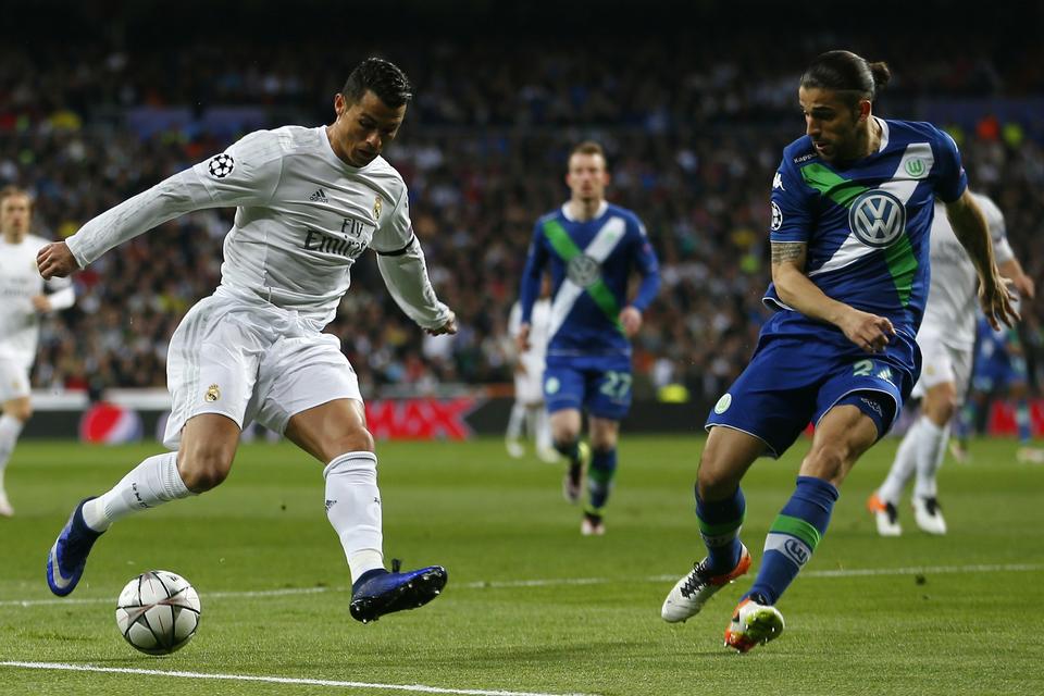 Real Madrids Cristiano Ronaldo og Wolfsburgs Ricardo Rodriguez. 