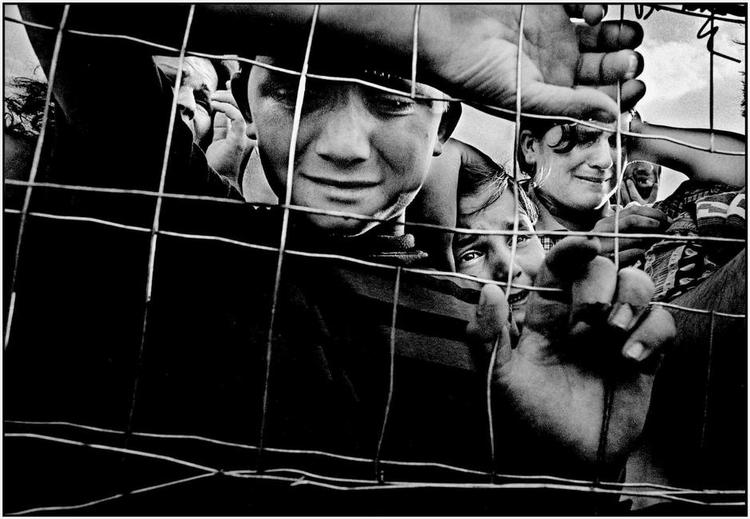 borgerkrig. Efter kommunismens fald brød konflikterne på Balkan ud i lys lue i 1990’erne og sendte millioner på flugt fra etnisk udrensning og massakrer, her flygtninge fra Kosovo i Albanien. Og disse konflikter lurer stadig, forklarer Steen Ramsgaards bog. Arkivfoto: Jan Grarup 