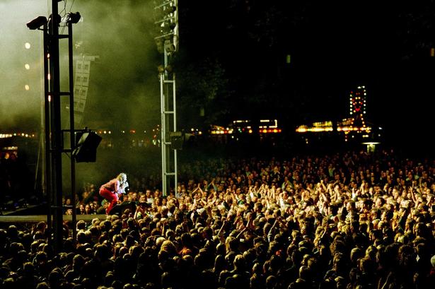 Uanset hvad Thomas Treo måtte mene i Ekstra Bladet, er Sanne Salomonsen en af de største kvindelige sangere, Danmark har kendt. Her lægger hun Tivoli ned i 2003. 