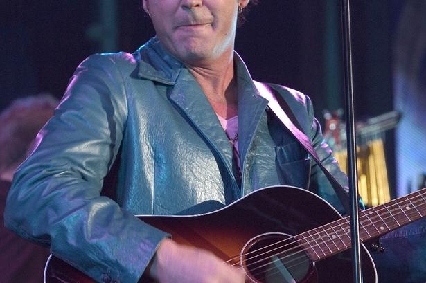 En skælmsk Thomas Helmig til Fredagsrock i 2005. 