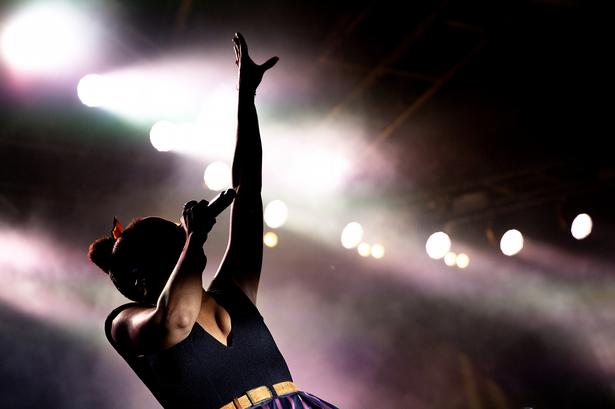 I nyere tid er Tivoli begyndt at sætte kunstnere sammen i interessante konstellationer. På billedet er det Nabiha, der optrådte med Shaka Loveless i 2013. 