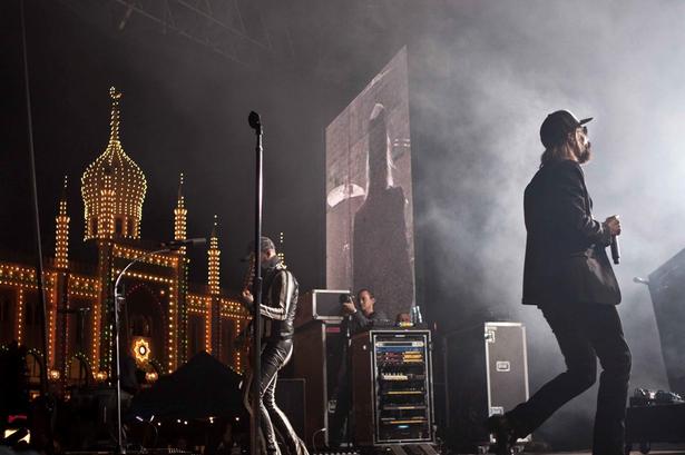 Sort Sol sænkede sig over fredagsmørket i 2011. 