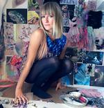 INSPIRATION. Nikoline Liv Andersen troede engang, at hun skulle være kinstmaler, men hun har udvidet paletten af materialer og bruger meget tid i sit værksted med strimler og stoffer og på at skabe helt nye overflader, på at drapere og finde mønstre. »Det er et pillearbejde, men jeg kan lide det. Det minder om at male«, siger hun. PR-foto 