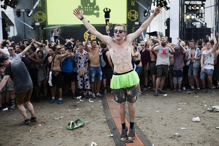 Slidt. Her er der dansefest foran Apollo med Specktors X Nonsens på sidste års Roskilde. Anders Wahrén forklarer, at Apollo blev lidt for »slidt« efter 7 dages koncerter. 