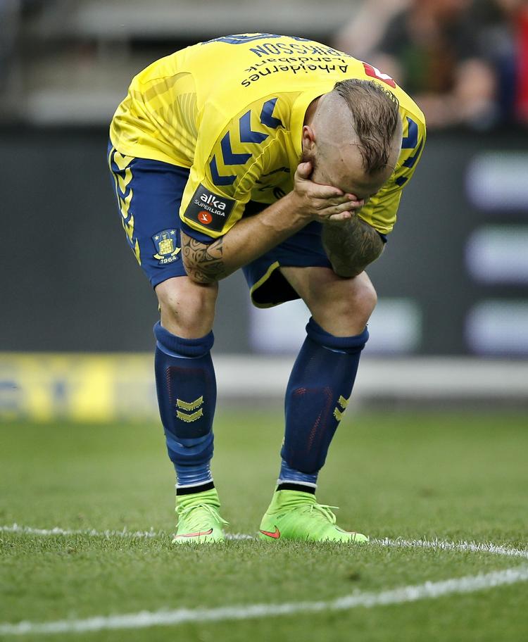 Nedjustering. Magnus Eriksson og holdkammeraterne i Brøndby skal vinde kampe men klubben tør ikke længere drømme om mesterskabet i de kommende år. 