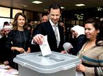 stemmer. Syriens præsident Bashar al-Assad afgiver sin stemme. 