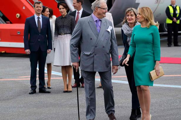 Prins Henrik og Mexicos præsidentfrue Angélica Rivera, med kronprins Frederik, krinsesse Marie, kronprinsesse Mary, prins Joachim og prinsesse Benedikte i baggrunden. 