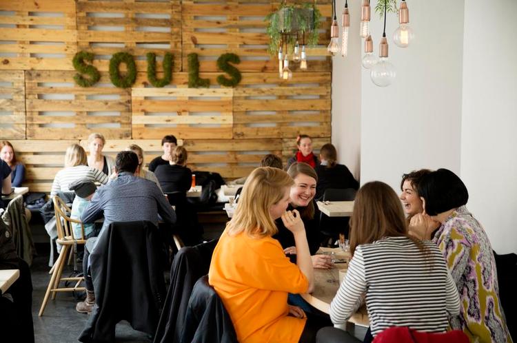 plantebar. Souls' to ejere er australske, og det kan ses, bl.a. indgår et surfbræt og en palme i en potte i indretningen. Stedet kan noget, men bundniveauet er for lavt. 