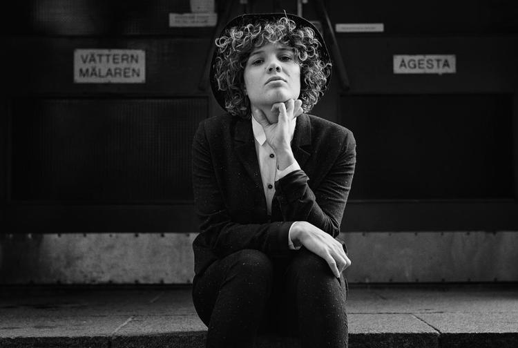 Svensk. Amanda Bergmans 'Docks' udkom i februar, og forsidecoveret ligner Nevadaørkenen. 