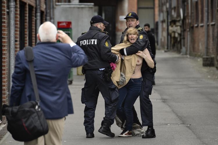 Protest. Aktivisten råbte noget på spansk og blottede sin overkrop. 