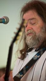 succceshistorie. Billederne her af Roky Erickson er fra 2009, hvor han optrådte på festivalen South by Southwest i Austin sammen med Okkervil River. I de senere år har Roky Erickson også turneret med sin søns band The Hounds of Baskerville. I øjeblikket spiller han for første gang i 45 år med The 13th Floor Elevators. På tirsdag kan han opleves i Pumpehuset. 