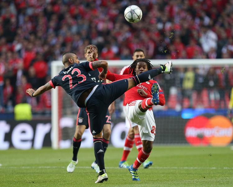 2-2. Fodboldballet mellem Benficas Renato Sanches (th) og Arturo Vidal, som scorede Bayerns vigtige 1-1-mål. 
