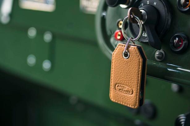 UNIK. Genopbygningen af Land Rover Series 1 går helt ned i de små detaljer i kabinen. 