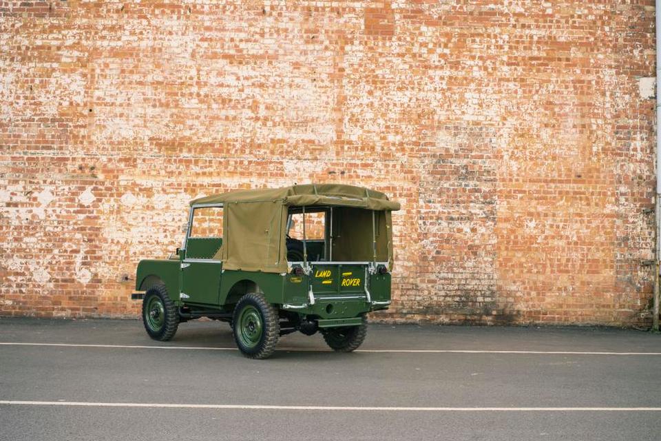 ORIGINAL. I 1948 kunne man kun få Land Rover i en kort version. 