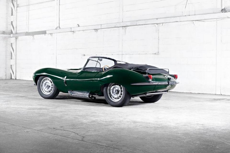 OMBYGGET. Jaguar XK SS er en gadeversion af racerbilen Jaguar D-type, der havde en stor hækfinne. Her har bilen i stedet fået en kaleche. 