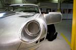GENOPBYGGET. Arbejdet med at færdiggøre de sidste eksemplarer af Jaguar E-type Lightweight blev gjort med stor respekt for originalen. 