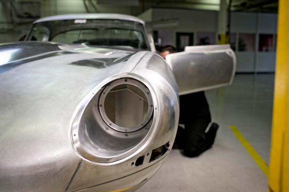 GENOPBYGGET. Arbejdet med at færdiggøre de sidste eksemplarer af Jaguar E-type Lightweight blev gjort med stor respekt for originalen. 