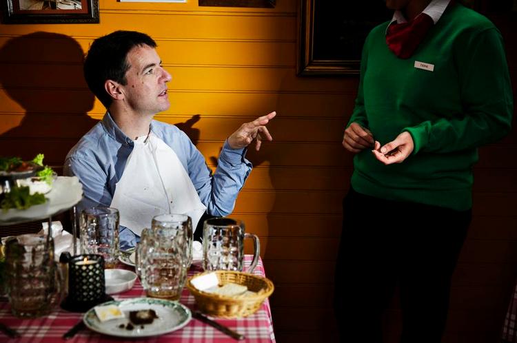 GRØFTEN. Oliver Zahle er rigtig glad for at gå i Grøften i Tivoli. Her får han godt smørrebrød og fadøl. Ikke noget med specialøl eller fin gourmet. 