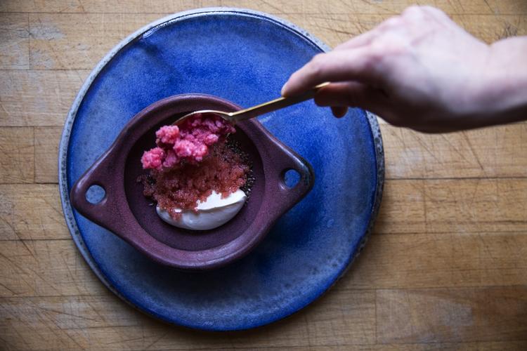 Madteater: »Så vi ikke hinanden i et nyt lys, sådan som arrangørerne ellers havde håbet«, spøger Joakim Grundahl? Næ, ikke sådan umiddelbart. 