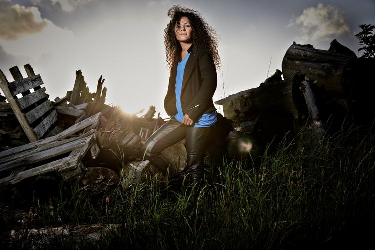 Simona Abdallah er perkussionist og omrejsende musiker. Hun bliver ofte fløjet ind til store spillejobs i udlandet, men herhjemme bliver hun kun booket til integrationsarrangementer. 