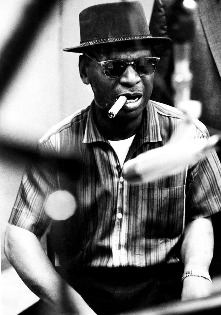 Jazzfar. Earl hines anses af flere som en 'far' for de efterfølgende generationer af jazzpianister. Alligevel gled han lidt i baggrunden i forhold til andre af jazzens klavergiganter som Thelonious Monk og Bud Powell. 