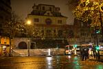 Bataclan. Ude foran Bataclan Theater få dage efter terrorangrebet i Paris, hvor 130 mennesker mistede livet. Heraf 89 mennesker på det parisiske spillested. 