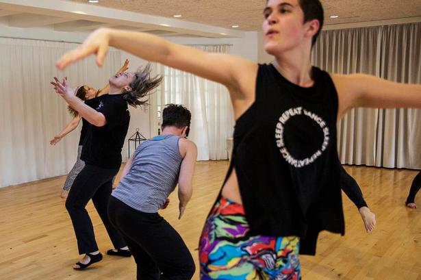 FEST. Det er torsdag helt uden alkohol, men Lene Maul Greve (forrest) er i festgear. 