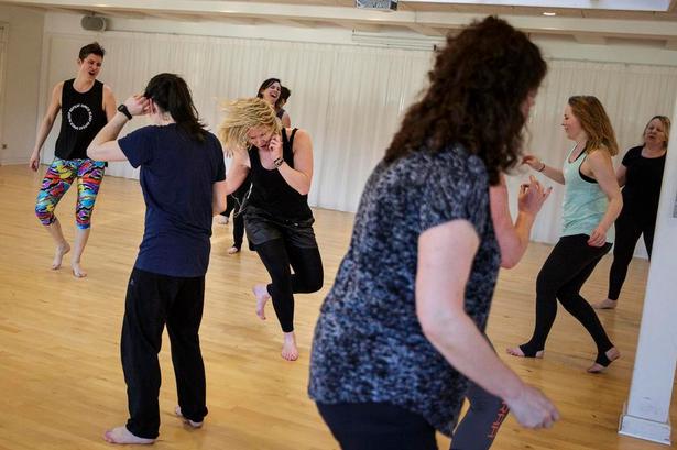 SPEJLLØST. Et gardin dækker spejlet foran danserne, så de ikke står og censurerer sig selv. 