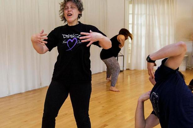 OVERGIVELSE. Alt er ok. Også headbanging og god energi. Danseren bestemmer selv. 