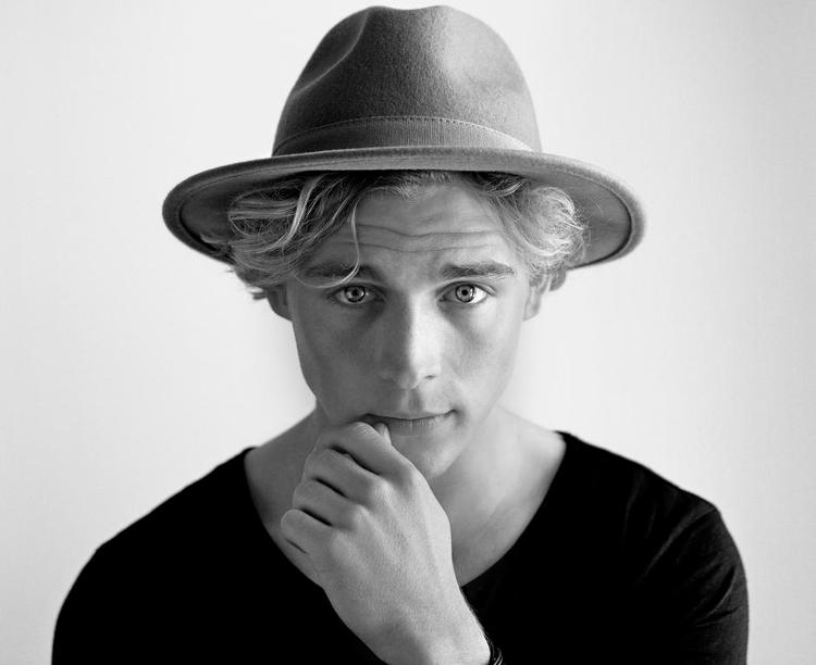 Skoledreng. Der er noget  'High school Musical' over 'Closer', der rammer lige i teenagehjerterne. 