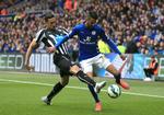 diskrimination. Jonas Gutierrez (tv) vendte tilbage til Newcastles førstehold efter en kræftsygdom, men blev holdt ude af truppen. Her spiller han i en af sæsonens sidste kampe i 2015. 