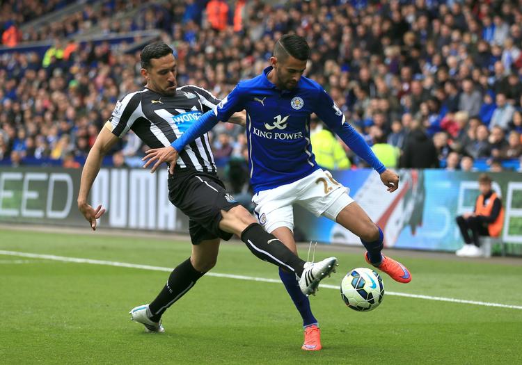 diskrimination. Jonas Gutierrez (tv) vendte tilbage til Newcastles førstehold efter en kræftsygdom, men blev holdt ude af truppen. Her spiller han i en af sæsonens sidste kampe i 2015. 