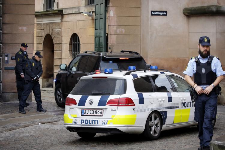 Terror. En af de fire tiltalte ses her ankomme til Københavns Byret, hvor sagen fortsætter i dag. 