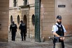 Terror. Der var mere fredeligt udenfor Københavnsbyret end i selve salen, hvor den ene af de tiltalte blev smidt ud. 