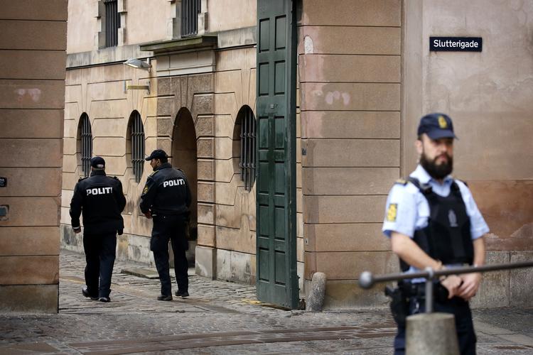 Terror. Der var mere fredeligt udenfor Københavnsbyret end i selve salen, hvor den ene af de tiltalte blev smidt ud. 