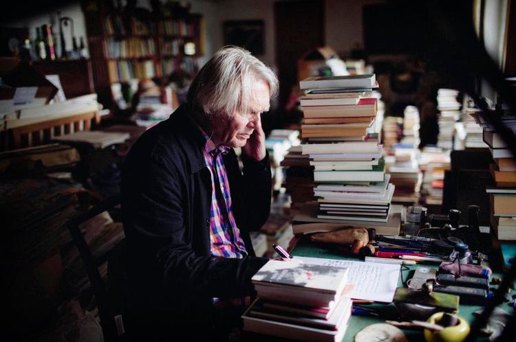 Bogorgie. Med knap 60 digtsamlinger fylder Peter Laugesen også rent fysisk meget i dansk litteratur. 