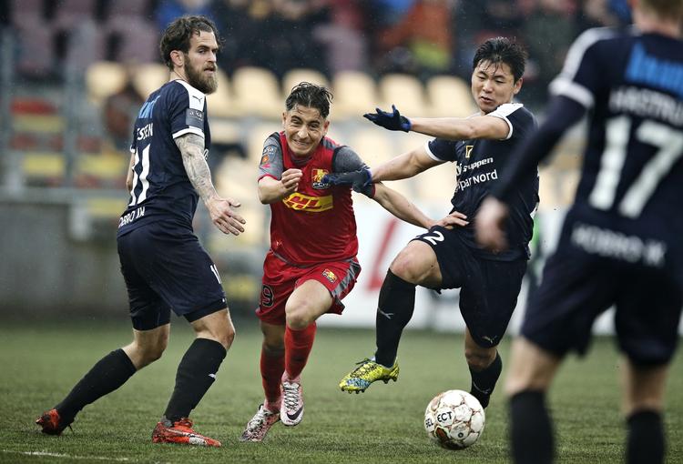 klemt. FC Nordsjællands Emre Mor (midt) var ikke så iøjnefaldende som tidligere i kampen mod Hobro, hvor spilleren for ofte forsøgte på egen hånd - og blev bremset. 