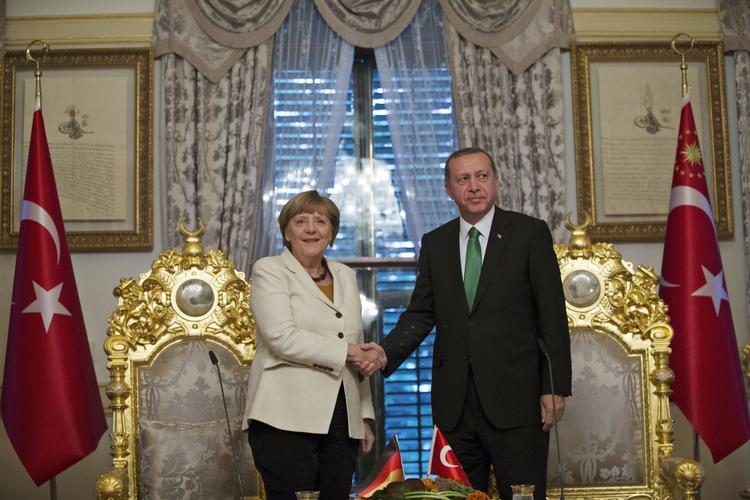 SATIRE. En tysk komiker kan nu retsforfølges efter at have krænket Tyrkiets præsident, Recep Tayyip Erdogan. Det har den tyske forbundskansler, Angela Merkel, nelig sagt god for. (Arkiv) 